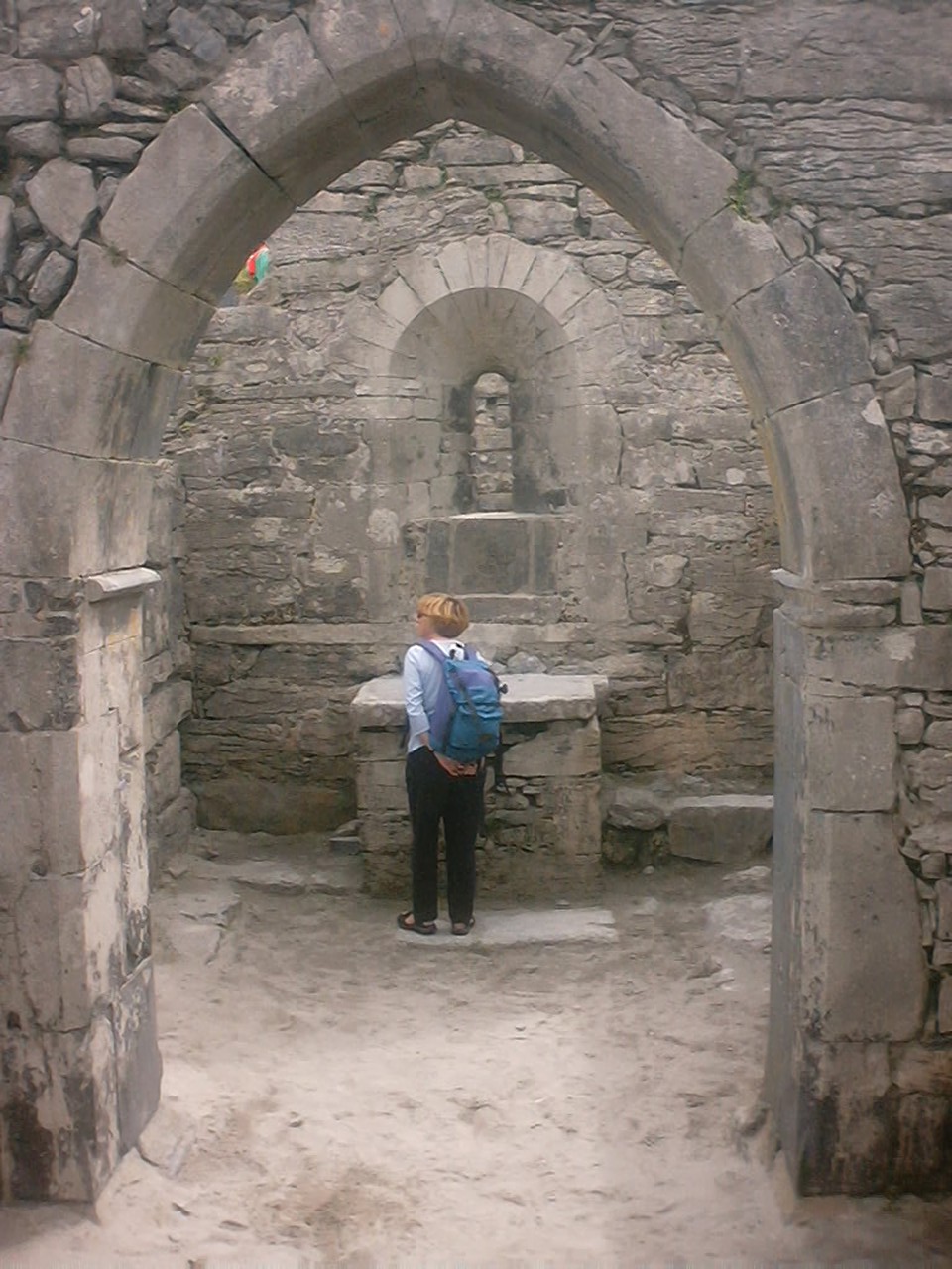 A view of the altar in Teampall Caomhn.