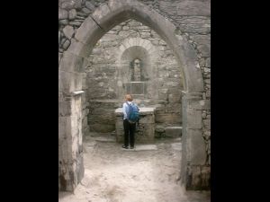 A view of the altar in Teampall Caomhn.