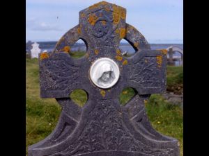 Lichened headstone at Teampall Caomhn