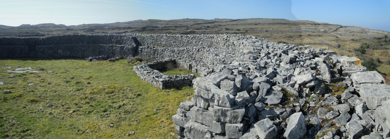 The interior and wall of Dn Eoghanacht.