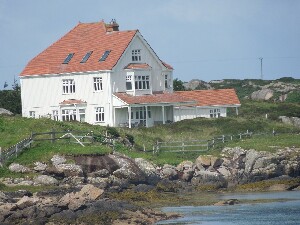 modern house at the side of the channel from Burtonport to Arranmore - see next photo for contrast